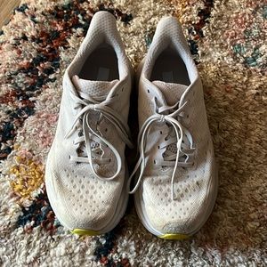 Hoka Clifton 9 size 8